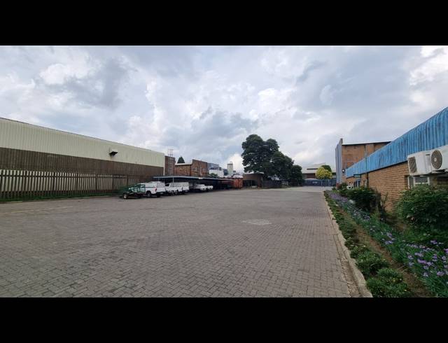 1,840M² WAREHOUSE TO LET IN JET PARK